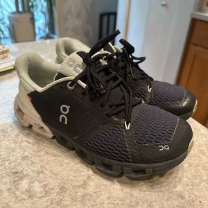 On Cloud black & white women's 7.5